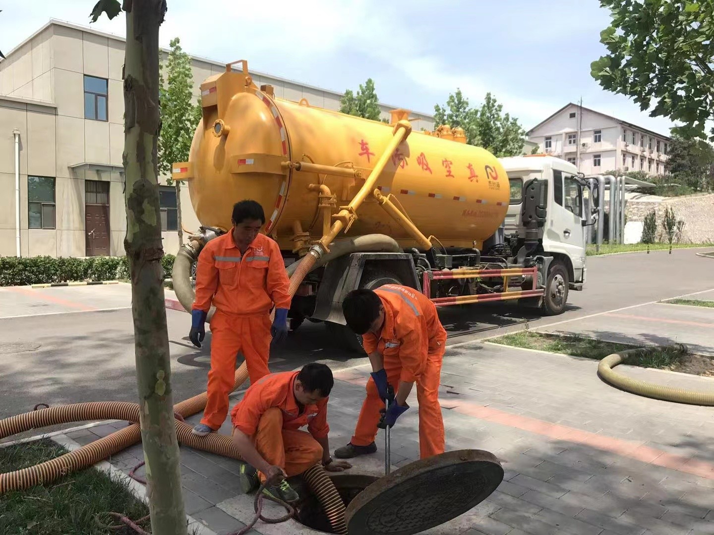 排浦镇化粪池清理与5-8吨吸粪车施工效率分析